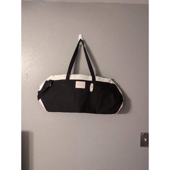 Victoria's Secret Weekender Bag Travel Luggage Sport Gym Duffel Bag NWT READ - Picture 1 of 7